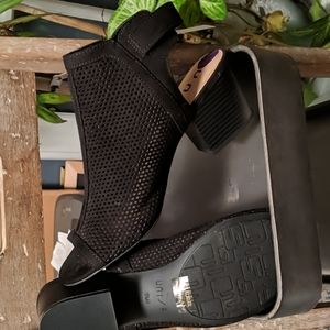 Unisa NWT 8.5 black sandels.